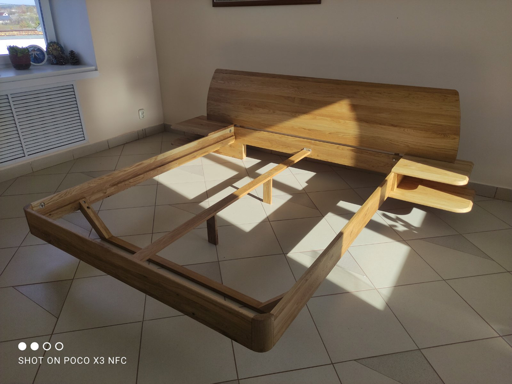 Кровать из массива дуба со встроенными полками Amandi