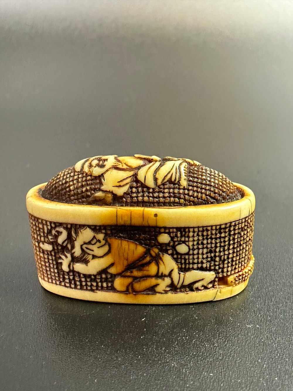 Нэцкэ в виде шкатулки