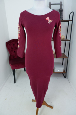 Платье с интересной вышивкой 46 размер