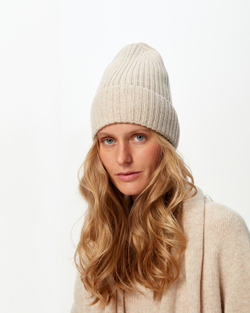 Шапка в рубчик с подворотом