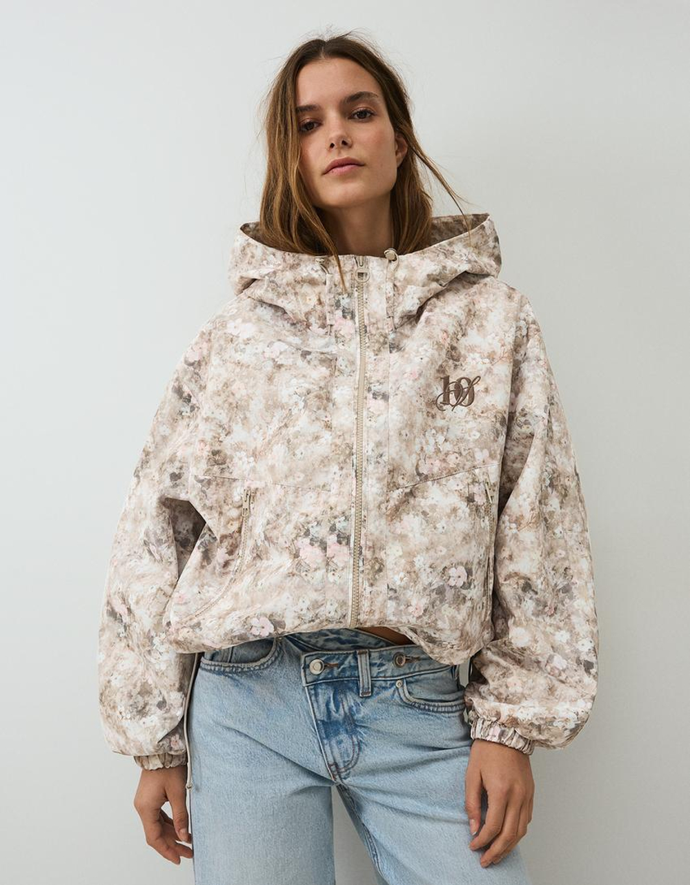 BERSHKA Водонепроницаемая и ветрозащитная куртка с капюшоном и принтом, бежевый