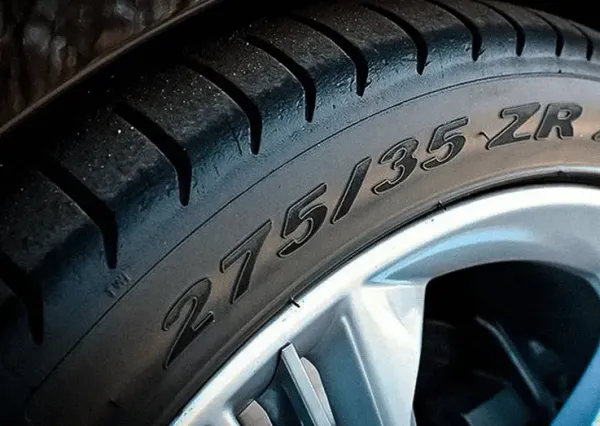 Разнообразие рисунков протектора грузовых шин: особенности и виды