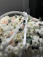 Гранд корзина из кустовых пионовидных роз, хризантемы, эвкалипта и одноголовых роз