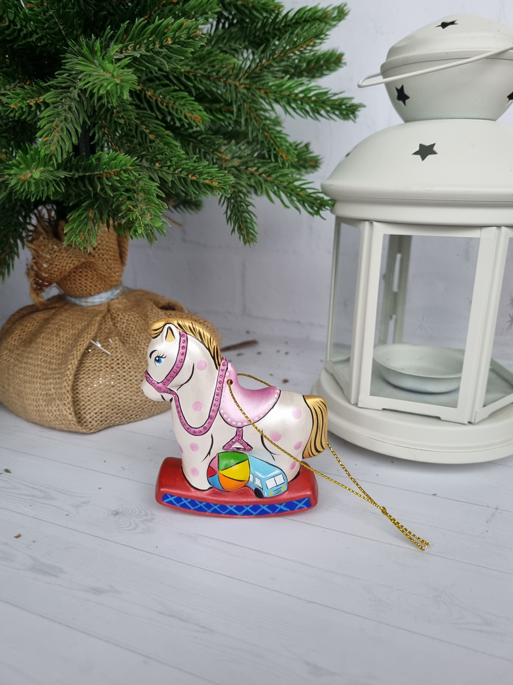 Лошадка с игрушками ёлочная игрушка из фарфора