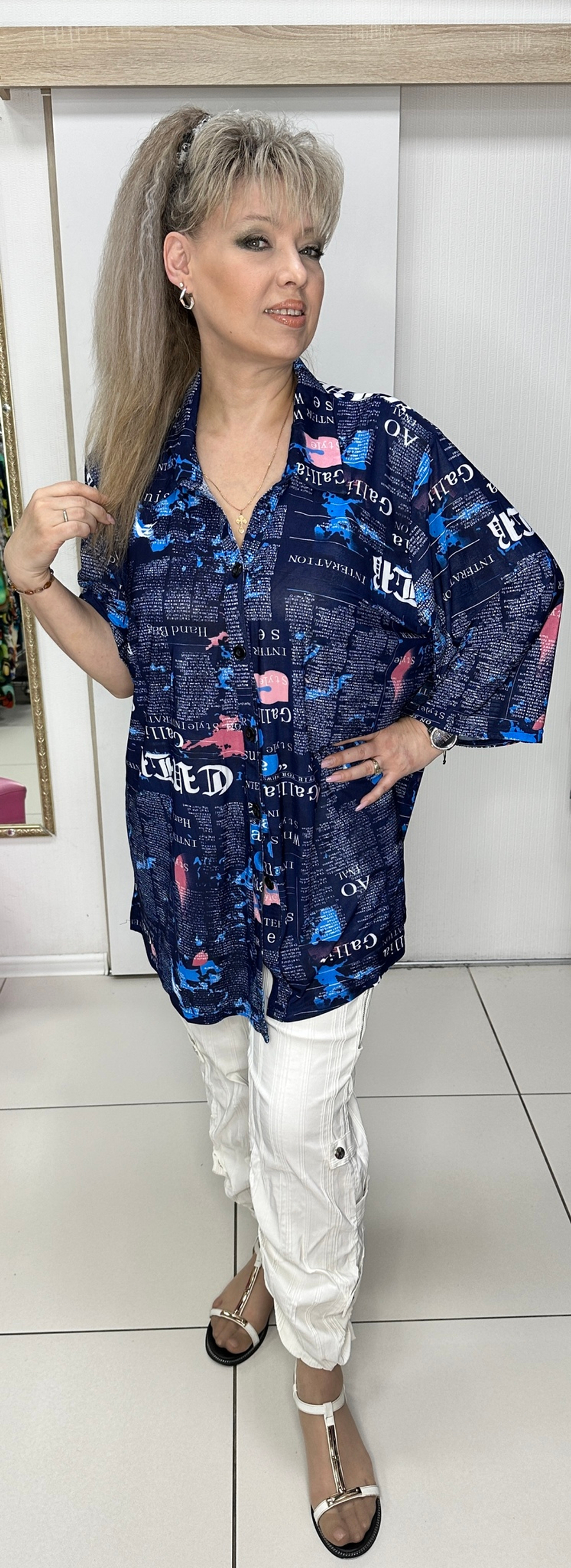 Рубашка-туника с газетным принтом в темно-синей гамме