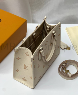 Светло-бежевая сумка Louis Vuitton Onthego PM с узором монограм