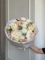 Букет из кустовых роз, одноголовых роз, хризантемы и оксипеталума