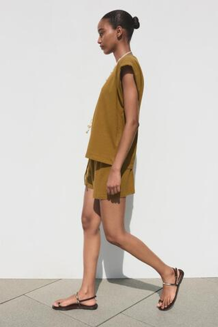 ZARA ФУТБОЛКА В СТИЛЕ РУСТИК СО СПУЩЕННЫМ ПЛЕЧОМ, ЦВЕТ ОЛИВКОВОГО МАСЛА