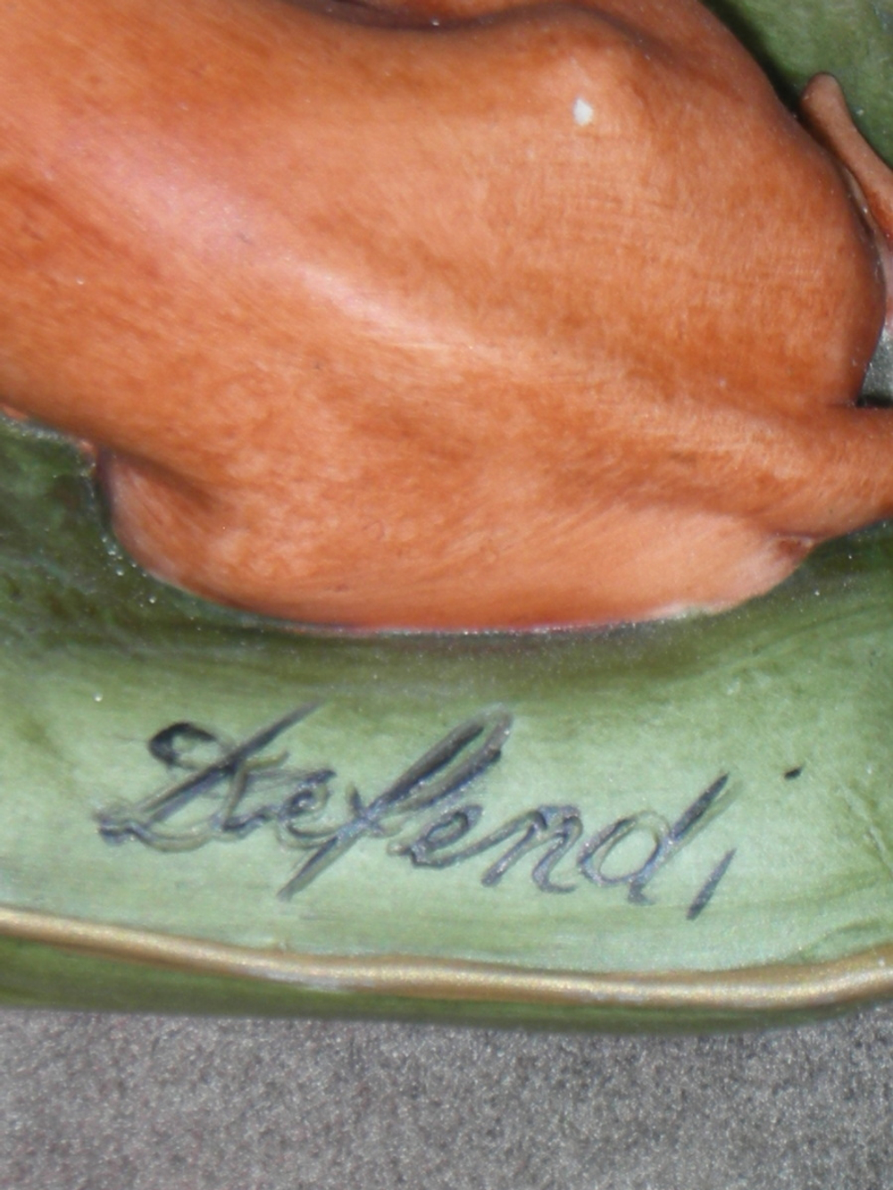 Статуэтка. Фарфор. Такса на зеленой подушке. Capodimonte. Италия