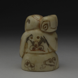 Нэцкэ Фукурокудзю со свитком на плече