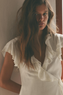 ZARA МИНИ-ПЛАТЬЕ С ВОЛАНАМИ, БЕЛЫЙ