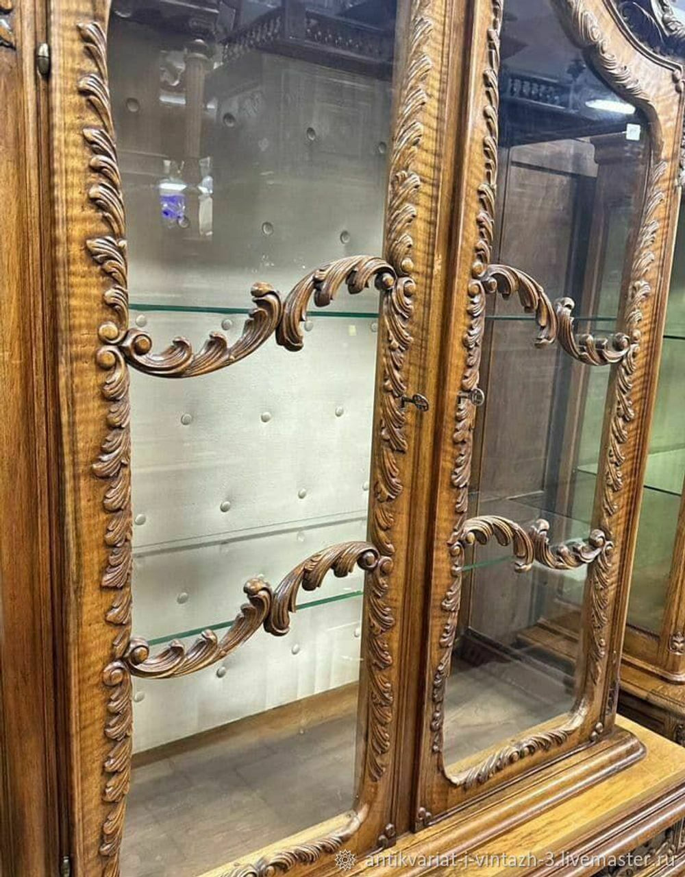 Старинная витрина в стиле Чиппендейл