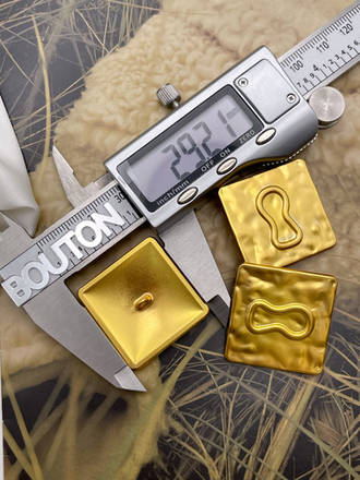 Пуговицы Скиапар. квадратные матовое золото "Замочная скважина"