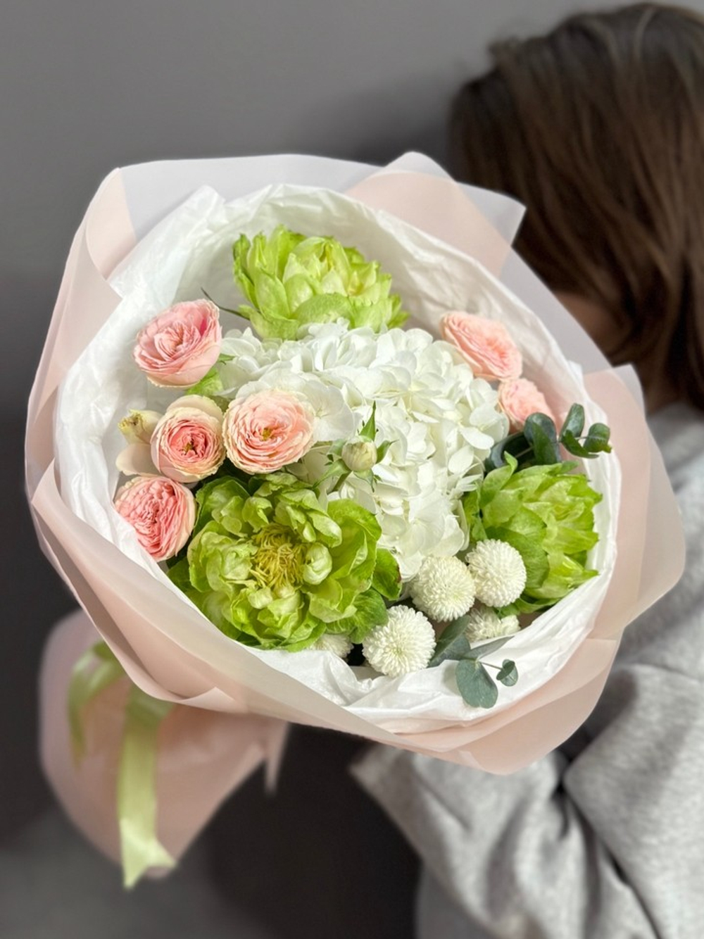 Авторский букет с пионовидными розами сорта "Вегги"