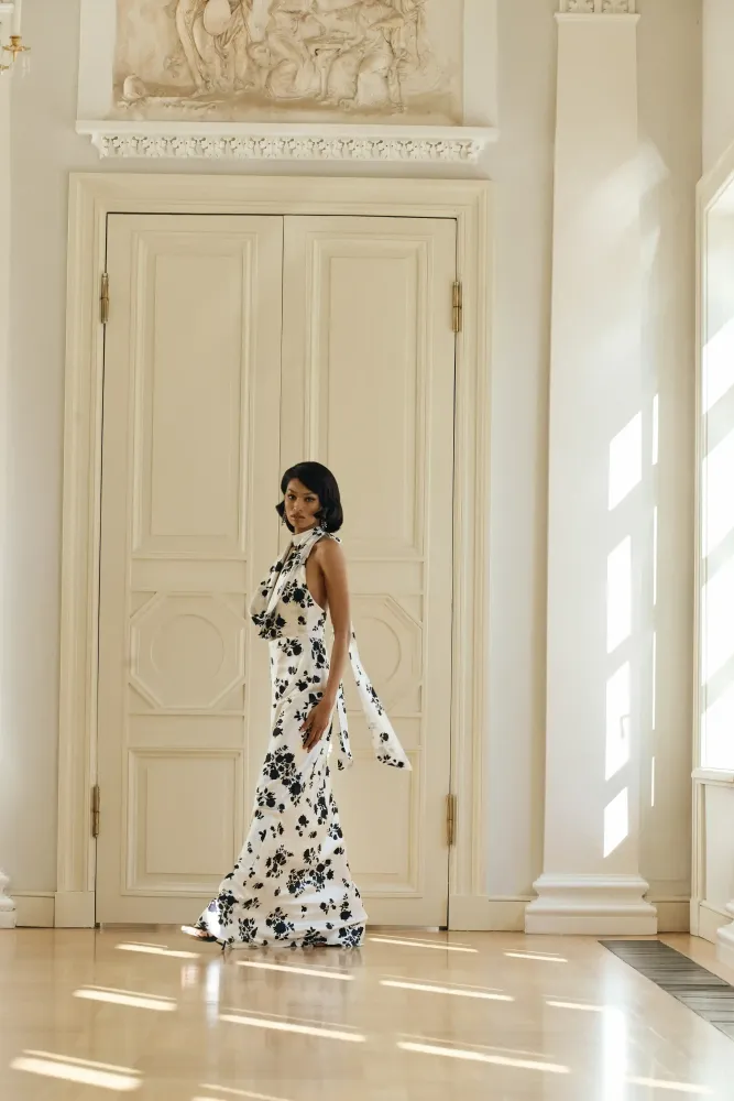 Alia maxi, платье макси с чокером из молочного атласа с цветочным принтом