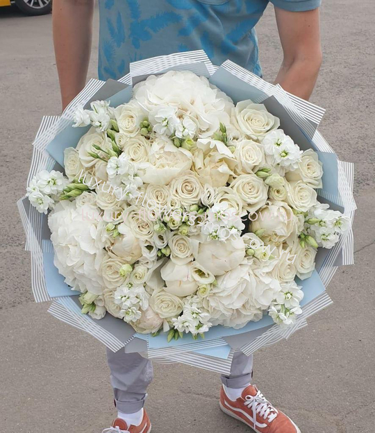 Белый сборный букет 56
