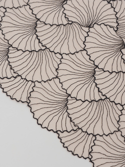 Вышивка на сетке телесная с черным неэластичная ширина 23 см