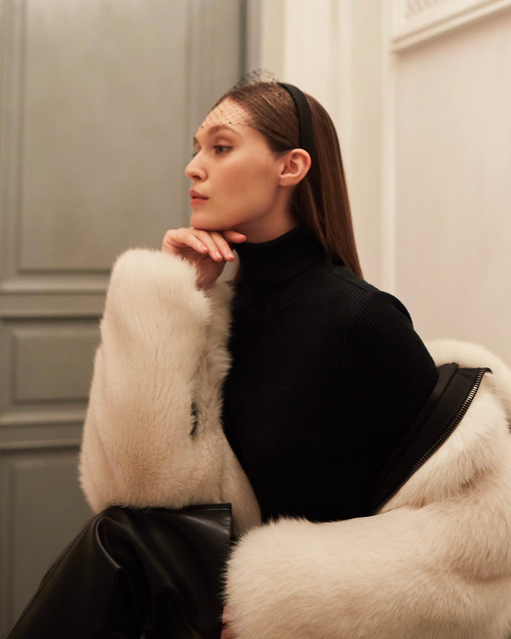 Укороченная вуаль на тонком ободке с черными стразами