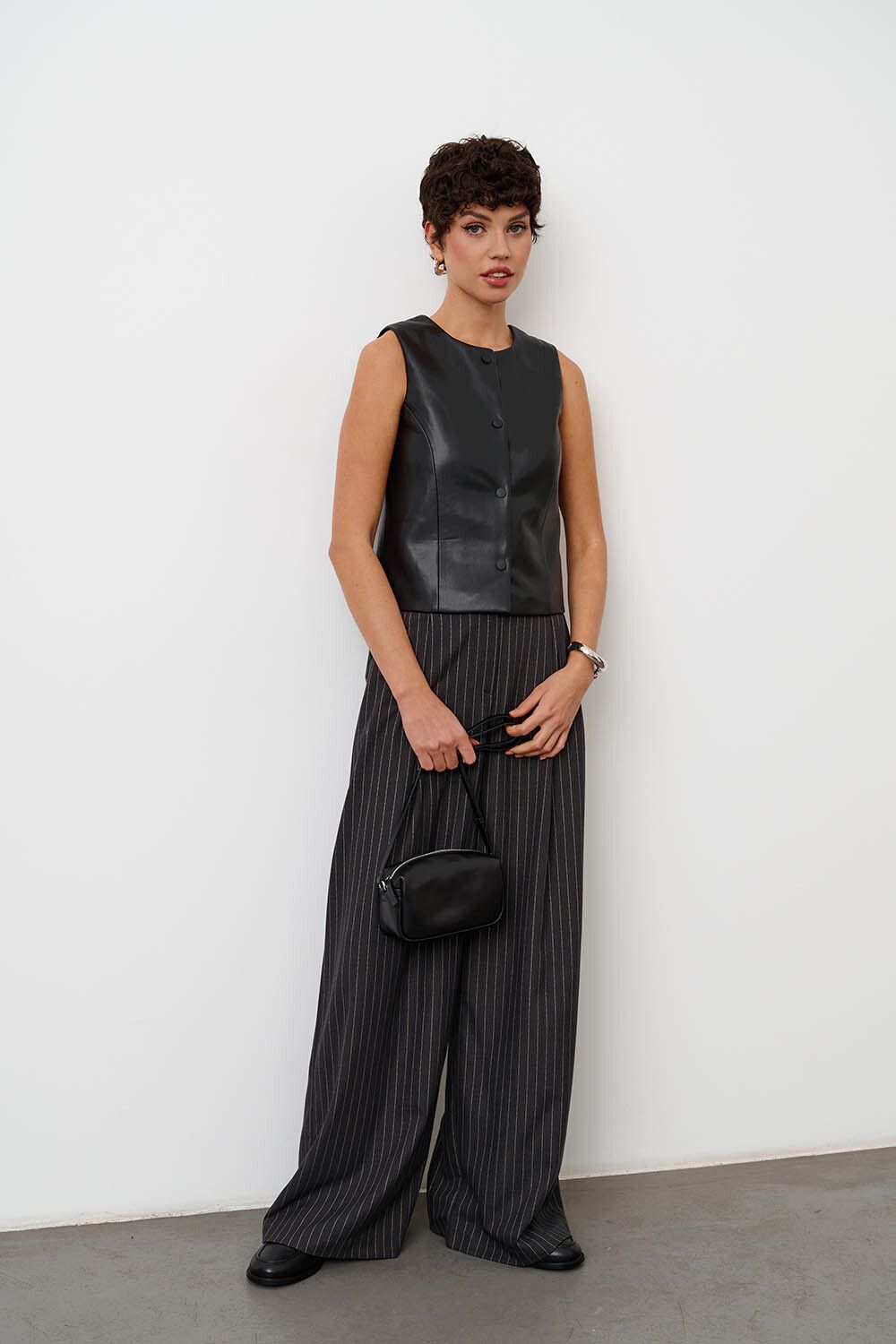 Жилетка из экокожи в минималистичном стиле черного цвета