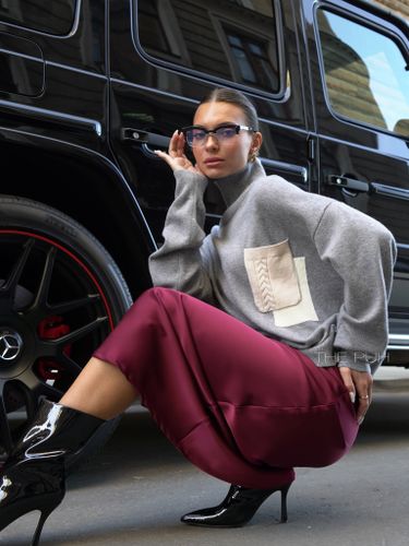 Серый шерстяной свитер с контрастным карманом