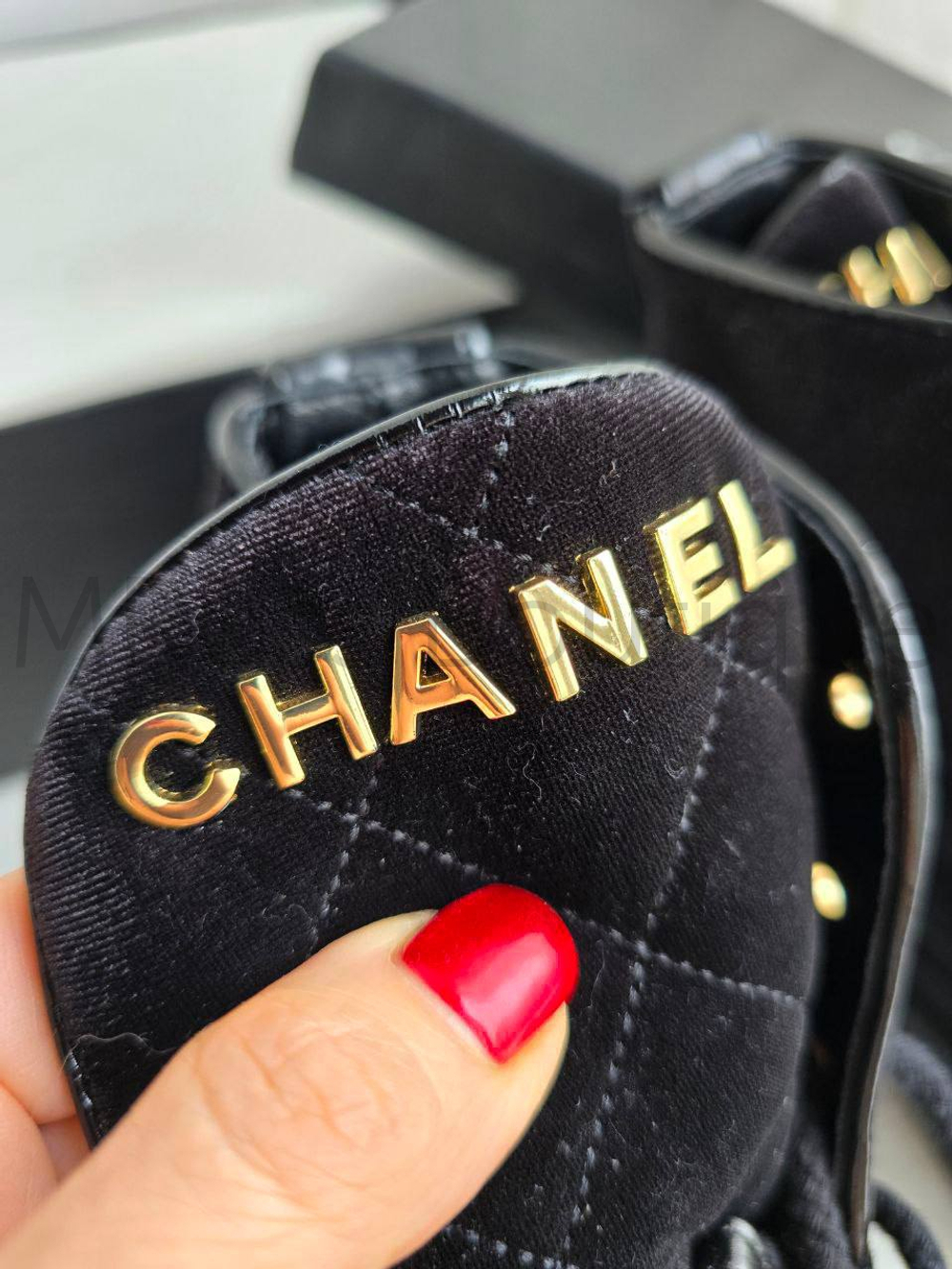 Женские ботинки Chanel из замши в черном цвете с эмблемой на носке