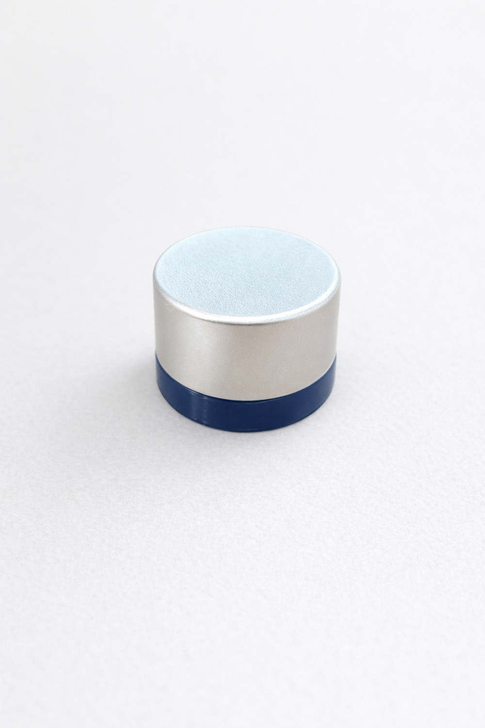 Серебряная крышка 28/410 с синим КПВ