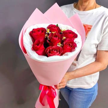 Букет из 7 роз сорта "Matilda" и ромашек