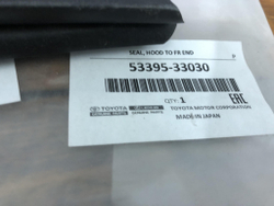 Уплотнитель капота Toyota Camry (XV70) Новый Оригинал 5339533030