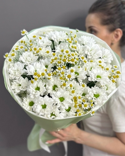 Букет из кустовых хризантем и ромашек