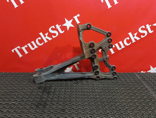 Кронштейн реактивной тяги левый