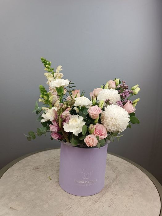 Композиция в шляпной коробке с хризантемой и эустомой