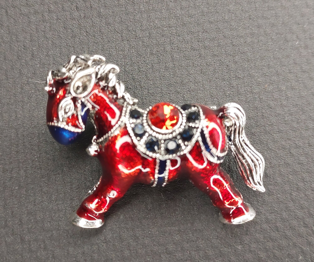 Брошка "Огненная Лошадка", стразы, бижутерный сплав, новогодняя