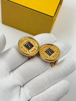 Клипсы с лого и чёрной эмалью Fendi