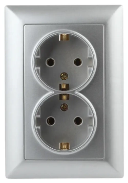 Розетка Intro Solo 4-205-03 с заземлением двойная 2X2P+E Schuko 16А-250В IP20 скрытой установки алюминий