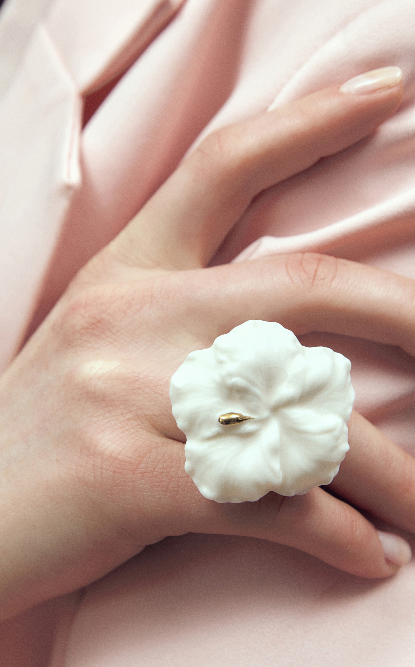 Кольцо Гибискус XL, белый фарфор
