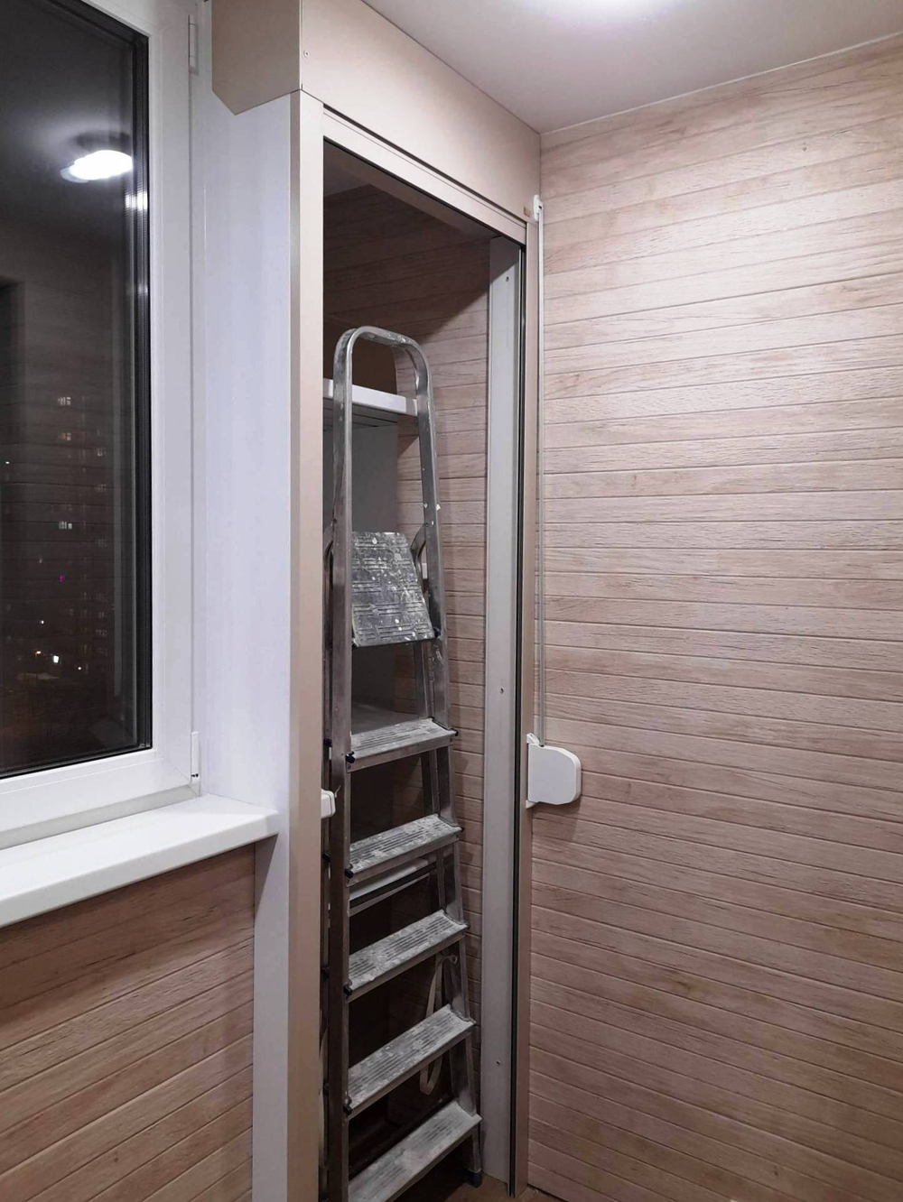 Шкаф на лоджию дома серии П44, П44Т "каблук", "сапожок"