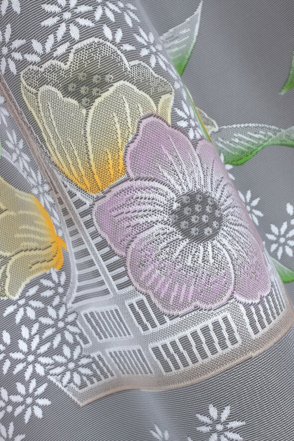 Занавеска "Ф. ВЕСЕННИЙ БУКЕТ", цвет белый, на шторной ленте, Польша.