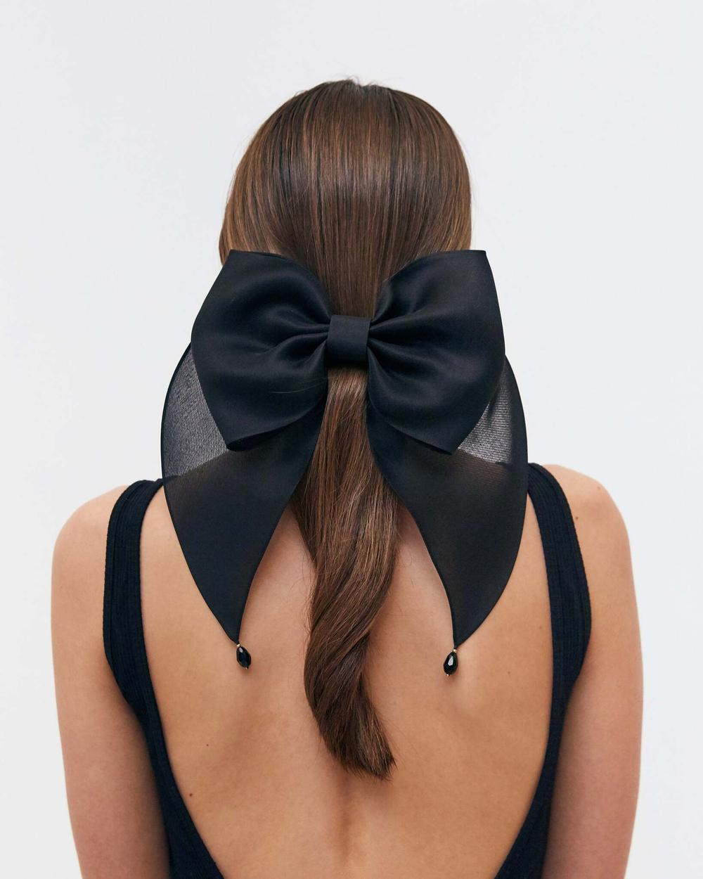 Бант объемный черный с минимальным декором