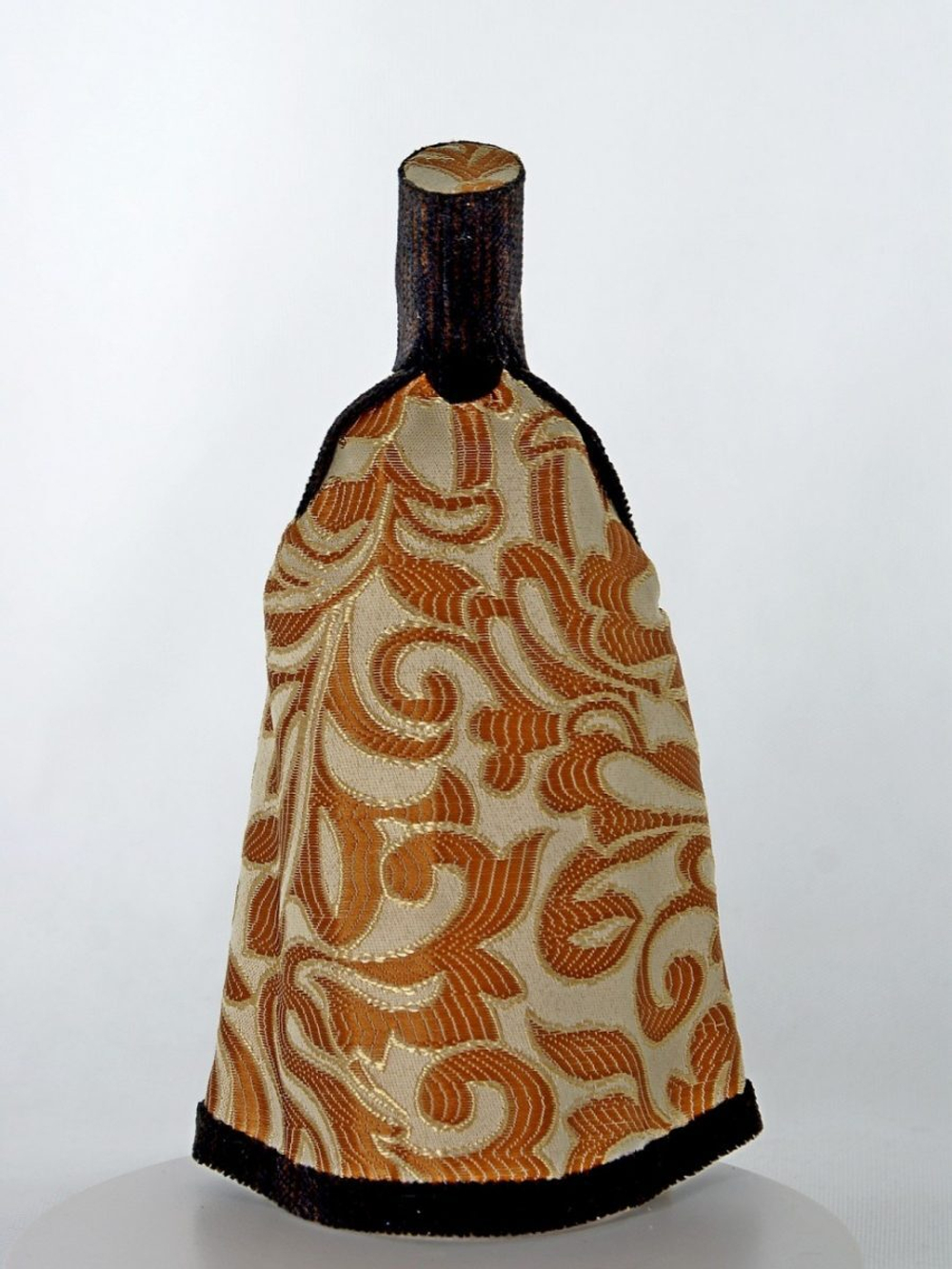 Кукла коллекционная фарфоровая в ездовом костюме царицы.