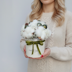 Новогодняя композиция из хлопка, шишек, сухоцветов и ёлочных украшений