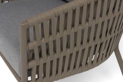 "Комо" кресло плетеное из роупа, каркас алюминий бежево-серый (RAL7006) муар, роуп серо-коричневый 23мм, ткань темно-серая 027