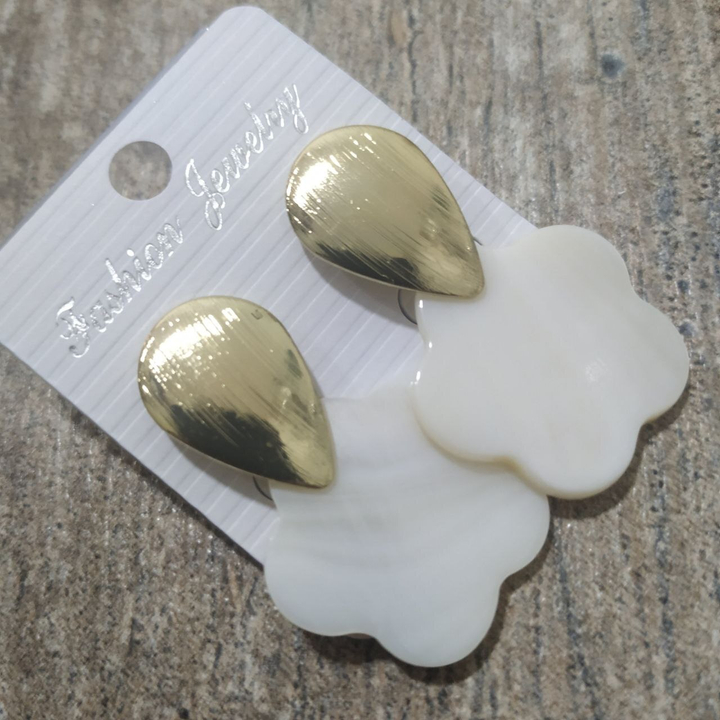 Серьги-гвоздики перевернутая капля металл золотистый Перламутр пятилистник цвет молочный