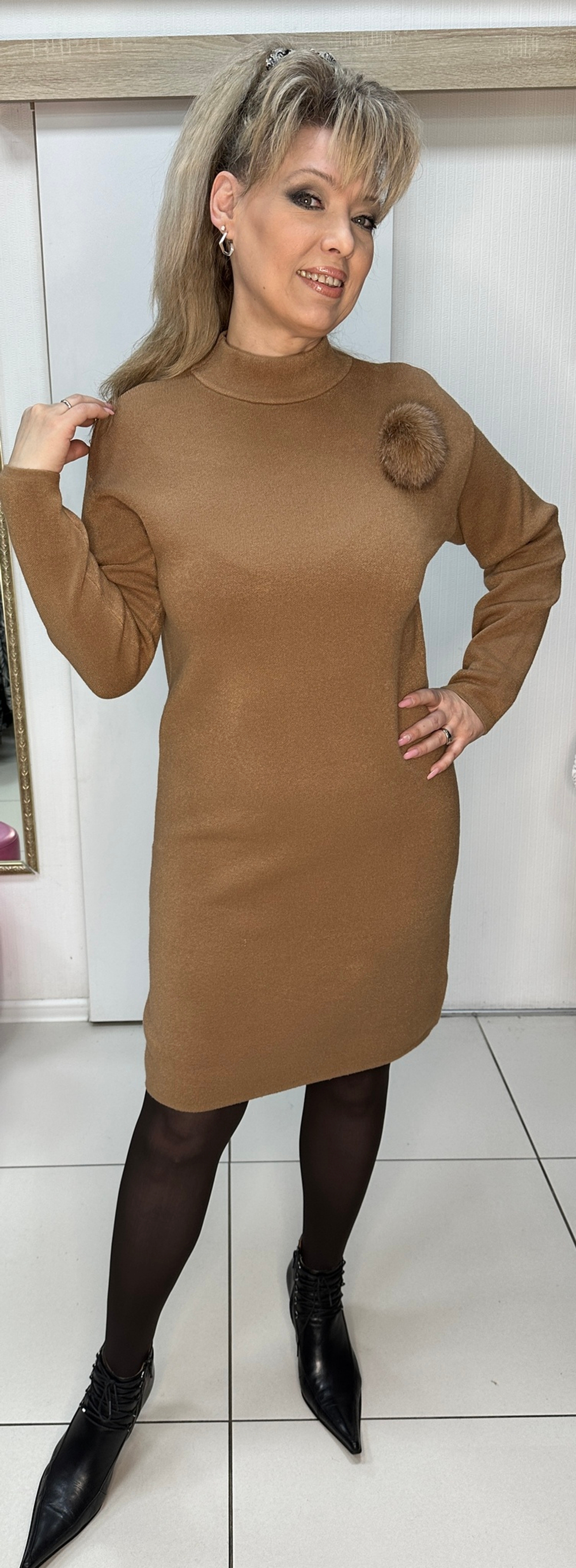 Трикотажное итальянское платье с помпоном в цвете капучино