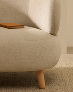 Кресло Luisa из шенилла перламутрового цвета с ножками из массива бука,