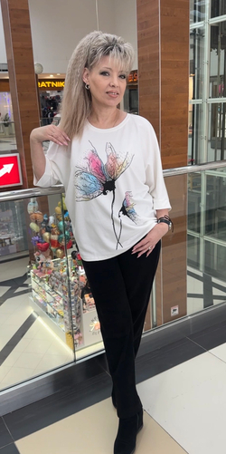 Белый блузон с цветным и стразовым принтом