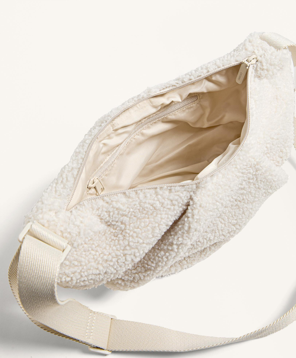 Oysho Мини-сумка через плечо из искусственной овчины, экрю