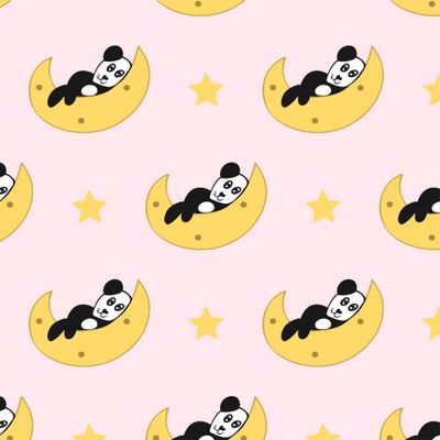 Панда лежит на полумесяце