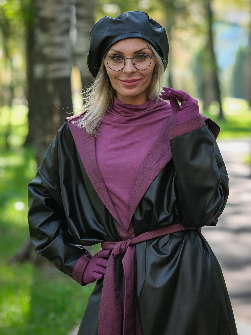 Дождевик с капюшоном и поясом брусника