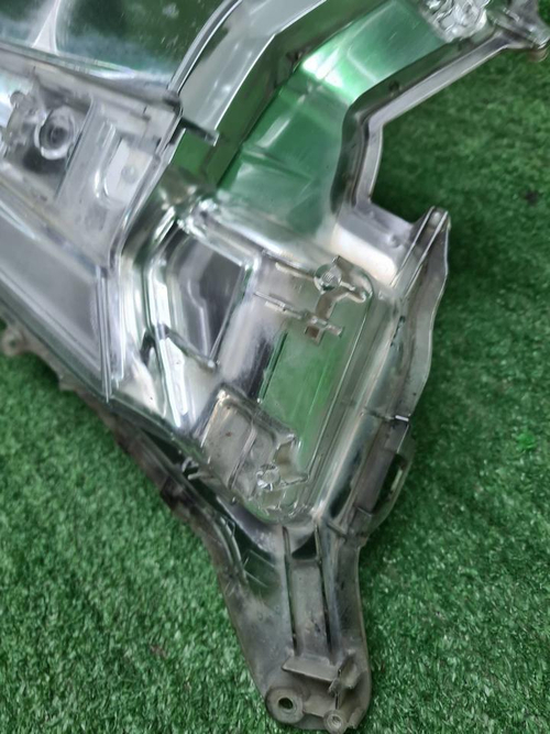 Стекло фары правое Toyota Land Cruiser 200 (15-21)