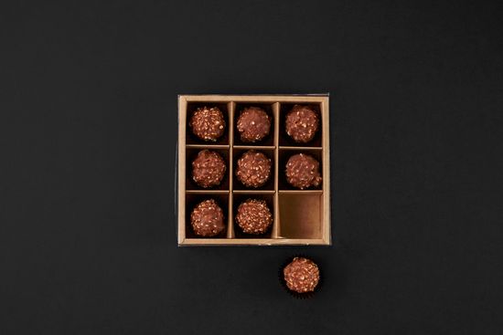 Упаковка с прозрачной крышкой для 9 шоколадных конфет